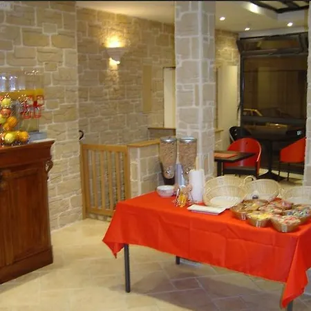 Le Mediterraneen מלון